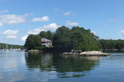 Image de This cozy Maine cottage is the perfect location enjoying sunrises!