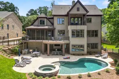 Image de Beautiful Waterfront Home with Pool/Hot Tub - Ideal for up to 14 Guests