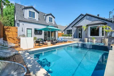 Image de Luxury Home, Heated Pool, Bbq, Patio & Workspace