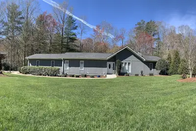 Image de Peaceful, newly renovated 3 bedroom home located near the Blue Ridge Mountains