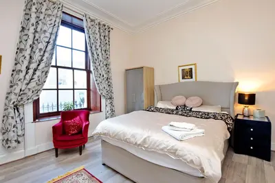 Image de Grand Mansion, 9 Beds, Sleeps 17, Parking - Groups