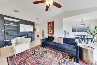 Image de Cozy Eclectic w/ California King near Domain & Dt