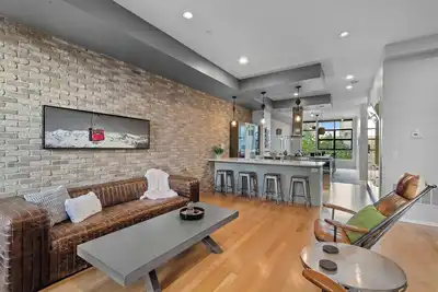 Image de Walk to RiNo’s Best Bars, Restaurants, Coors Field! Rooftop Deck with Hot Tub!