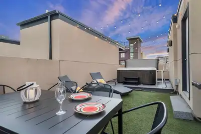 Image de Walk to RiNo’s Best Bars, Restaurants, Coors Field! Rooftop Deck with Hot Tub!