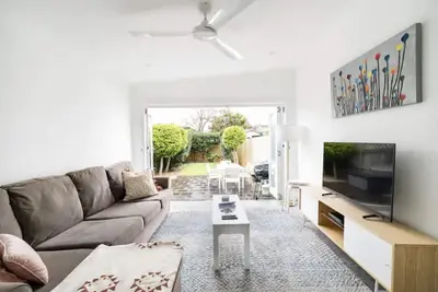 Image de Little House in Queens Park with Backyard