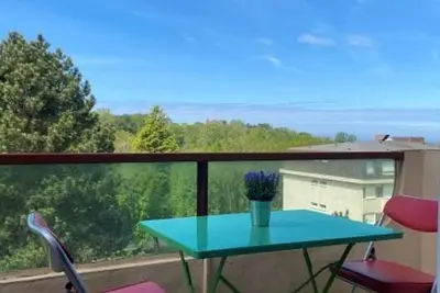 Image de Charmant appartement avec balcon, Wifi, parking privatif, à proximité de la plage et du centre-ville.