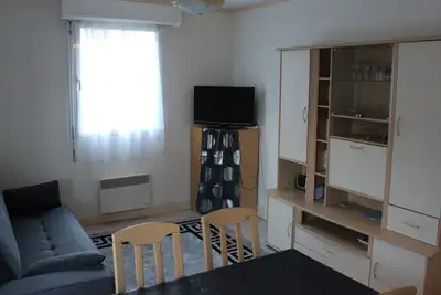Image de Studio calme avec balcon près centre-ville et plage, parking privé