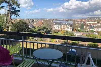 Image de Studio lumineux avec balcon, proche plage, commerces et gare, avec parking privatif