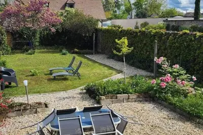 Image de Maison rénovée avec jardin clos, proche du centre historique, idéale pour famille ou télétravail