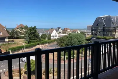 Image de Appartement proche plage avec balcon, 4 couchages, parking privé, idéal pour familles!