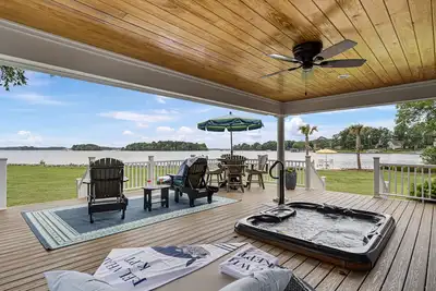 Image de New Listing! 3 bedroom 2. 5 bath 3k sq ft home on Lake Norman-hot tub-Water Views