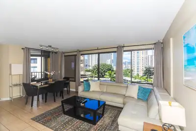 Image de Discovery Bay Waikiki, 2br 2ba, close to beach, free parking, washer/dryer, cable & streaming Tv!