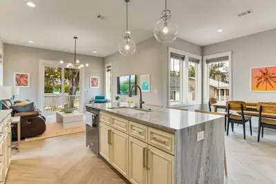 Image de Near Marina with 2 king beds, a balcony, and 20 mins to Pensacola Beach