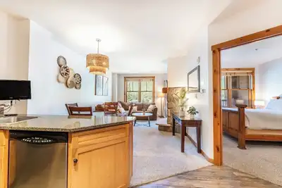 Image de Close to gondola and short walk to shops and dining! Cozy Gas Fireplace