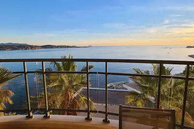 Image de Appartement 4 Pièces Climatisé + Terrasse - Front de Mer. Vue panoramique Mer.