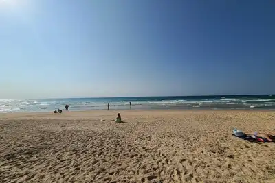 Image de 1 bedroom condo on the beach