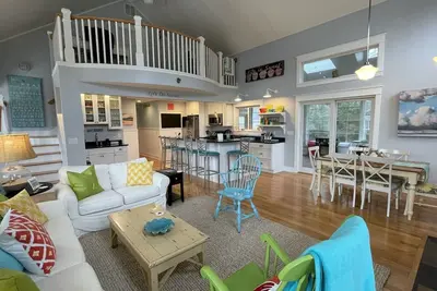 Image de Bright & airy home w/Private Assoc Beach Scrnd Porch Fire pit