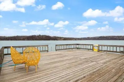 The Linn Creek Lodge: Home with Private Dock