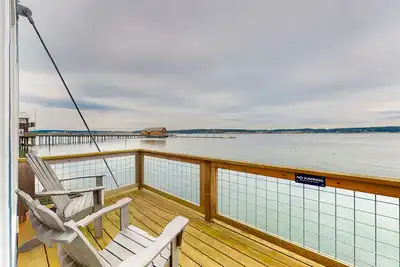 Image de Splendid waterfront hotel with Penn Cove views, balconies, kitchens, & W/Ds
