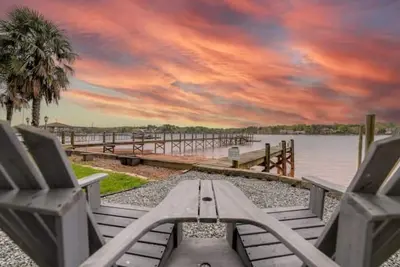 Image de Family Friendly House On Lake Norman w/ Hot-Tub and King Beds