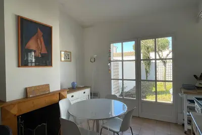 Image de Jolie maison bord de mer avec jardin et terrasse.