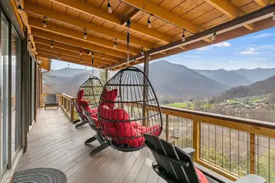 Image de Sky High Retreat - Epic Views, Hot Tub, King Suites, Game Loft, Pet-Friendly