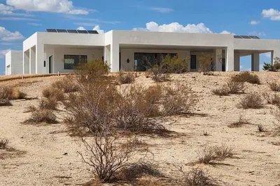 Image de Solar Powered Off Grid Luxury Home on 20 acres of pristine desert 360 views