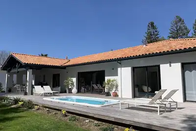 Image de 200m2-Villa Moderne avec piscine-spa, parc boisé, à 5mn centre Biarritz et plage