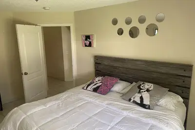 Image de Colorful 3 bedroom home ideal for small family