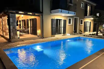 Vacation home, large heated pool, 4 bedrooms, 4 bathrooms, Croatia \/ Istria