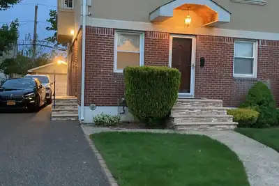 Image de Duplex with private Entrance, A block from Ubs Arena & Belmont Park,