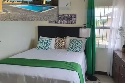 Image de Cozy retreat pool access super close to the Town. Entire home available to you!