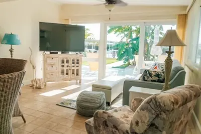 Image de Stunning duplex on canal; outdoor patio with Tiki Hut. Boat dock + Cabana Club.