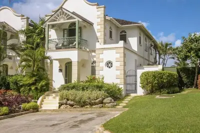 Image de 3 bed villa\n3. 5 bathroom\nAir con\nWifi\n3 pools\nGym\nTennis\nGated community\n