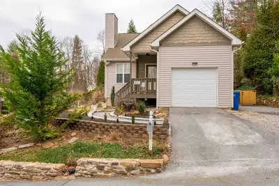 Image de Near Downtown - Full Amenities Kitchen - Hot Tub