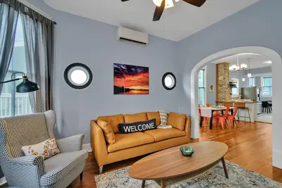 Image de Historic Cottage-2 Block Walk to the Beach