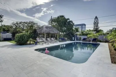 Image de Less than a Mile to the beach! Walk to shops and beach! Villa pool house dream!
