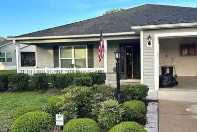 Image de Rare find in Historic Orange Blossom 3/2 with golf cart