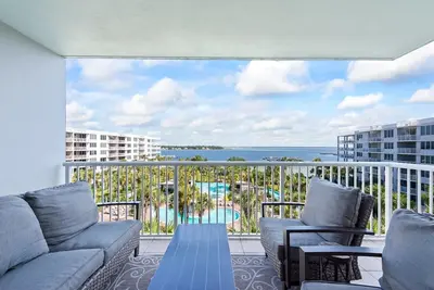 Image de Beautiful bay views, heated pools/hot tubs, gulf access includes beach service!