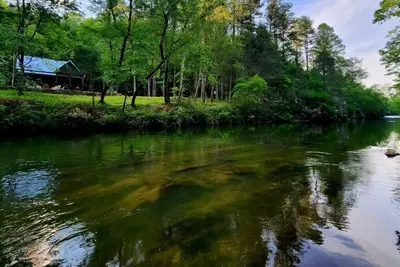 Image de River Cabin in On the Water with Firepit