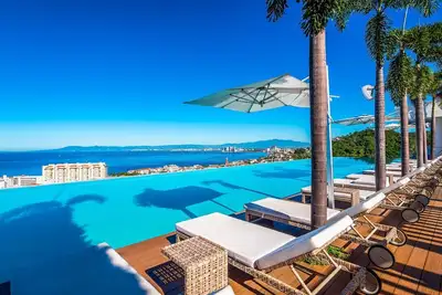 Image de Experience Luxury at Casa Daniel: 6th Floor Retreat with the Largest Rooftop Pool in Central America, Elite Gym, and Just 7 Minutes to the Beach!
