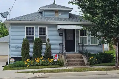 Image de Beautifully redone, close to lake, fenced yard, no pet fee!
