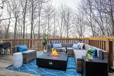 Image de Modern Wintergreen Cabin with Hot Tub, Sauna