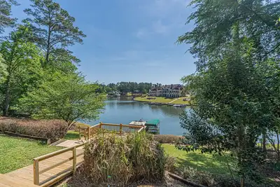 Image de Spacious Lakefront house! Deep water. Great location!