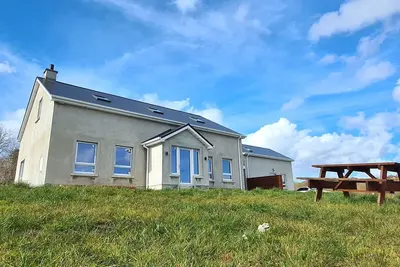 Image de Hazelwood Lodge: Modern Bright & Spacious Bungalow with a Beautiful Valley View.
