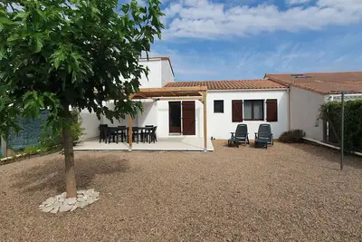 Image de Maison au calme avec jardin, proche plage et commerces, équipée pour famille de 6 personnes