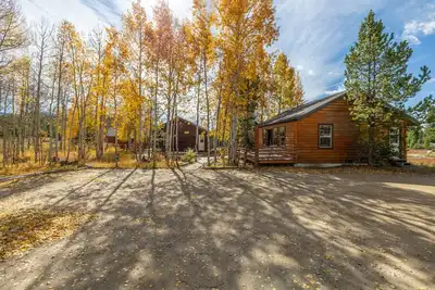 Image de Aspen Leaf Lodges is back with 4 newly renovated cabins