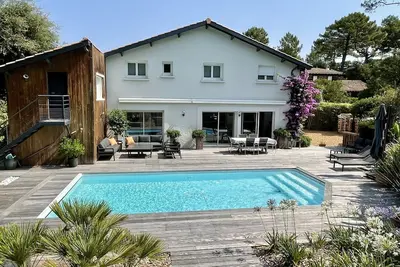 Image de Belle villa de standing avec piscine chauffée