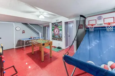 Image de 4 Bedrooms! Ping Pong, Basket Ball, Games, Large Covered Deck, Crimson House