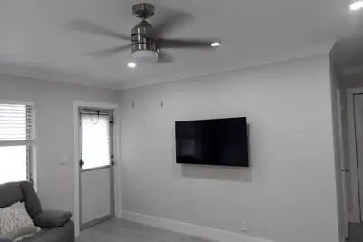 Image de full 2 bd/2ba apartment with living room and fully equipped kitchen, beach front